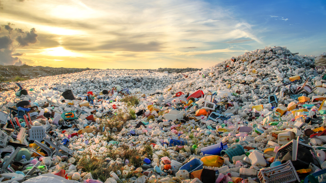 immagine di colori diversi che rappresenta una discarica di plastica