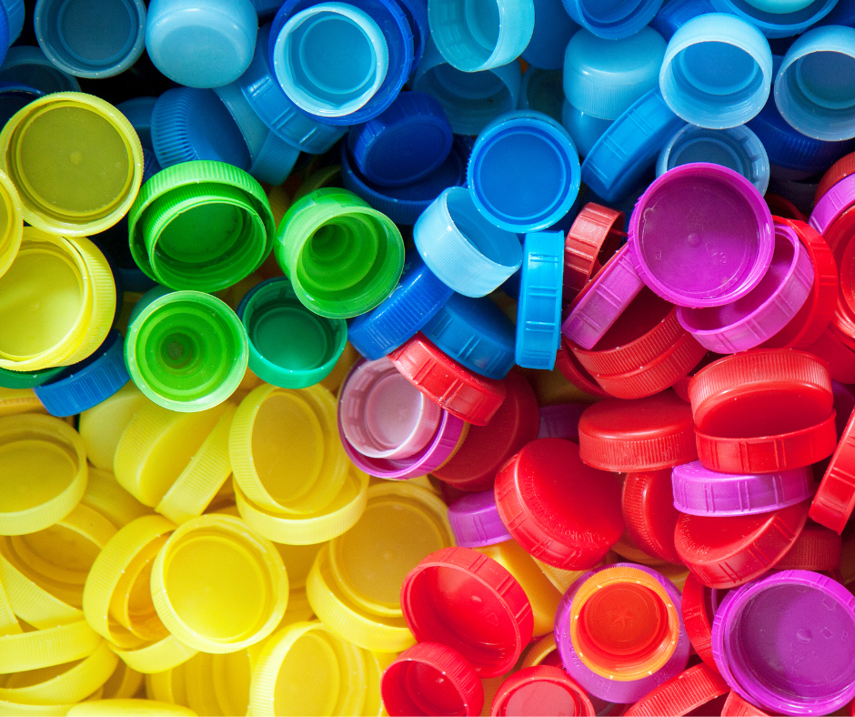 Tappi colorati di plastica ai quali esistono delle alternative