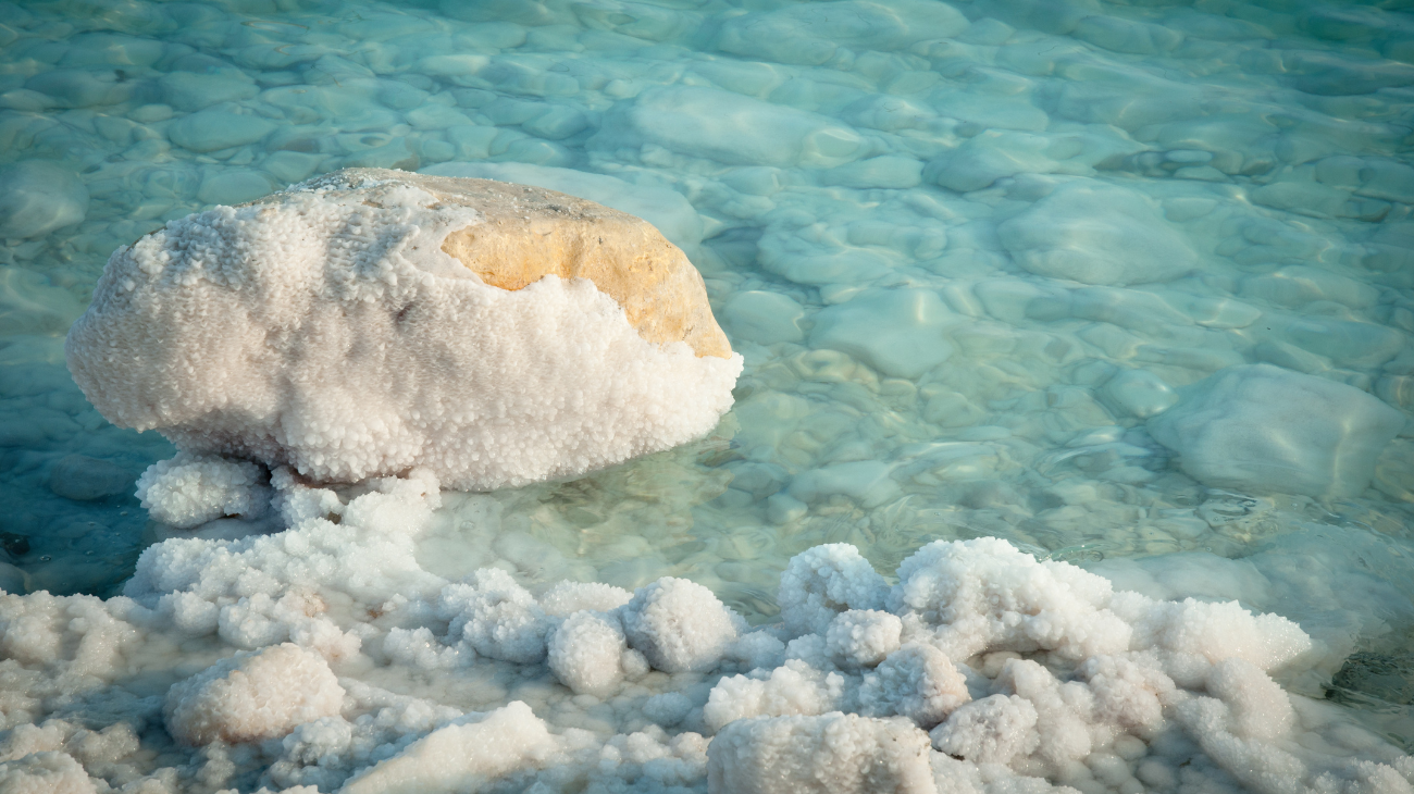 acqua del mare che avanza come rappresentazione del fenomeno del cuneo salino